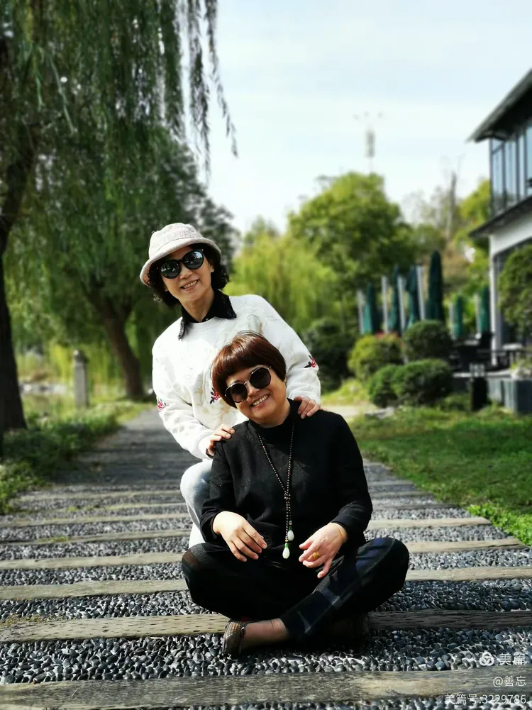 岁月尽管在我们脸上留下了深深的烙印，但我们的心依旧完好依然年轻！